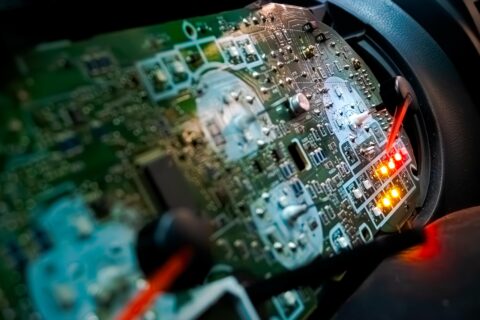 Detalle de electrónica de automóvil en LS Electrocars